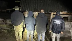 Kárpátalján a határőrök őrizetbe vettek két zsitomiri lakost, akik illegálisan akartak Romániába jutni. Fotó: Ukrán Állami Határőrszolgálat