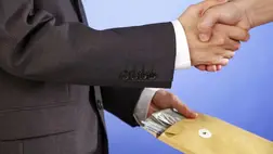 Vezető beosztású orvos ellen emeltek vádat vesztegetés miatt