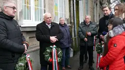 Magyar kultúra napi rendezvénysorozat kezdődött Kárpátalján - Koszorúzás a Kölcsey-emléktáblánál. Fotó: Kárpátinfo/Kovács Erzsébet