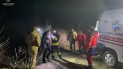 A Latorca közepén, egy fán várták a katonaköteles férfiak, hogy megmentsék őket. Fotó: DSZNSZ