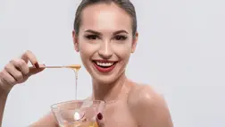 Így használd a mézet pattanások és karikás szem ellen