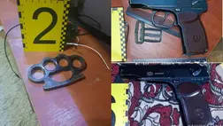 Fegyverrel fenyegették meg az áldozatukat, pénzt követeltek. A munkácsi rendőrség őrizetbe vette az elkövetőket. Fotó: Nemzeti Rendőrség