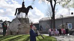 A vezérlő fejedelem emlékezete Beregszászon - Koszorúzás Rákóczi lovasszobránál
