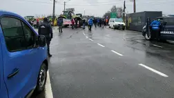 Román gazdák akadályozzák a teherforgalmat a Halmi-Nevetlenfalui határátkelőn. Fotó: DPSZU