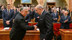 Orbán Viktor miniszterelnök (b) gratulál Sulyok Tamás megválasztott köztársasági elnöknek az Országgyűlés plenáris ülésén 2024. február 26-án. A kormányzó Fidesz-KDNP államfőjelöltjét az Országgyűlés 134 igen szavazattal választotta meg Magyarország rendszerváltás utáni hetedik köztársasági elnökévé. MTI/Koszticsák Szilárd