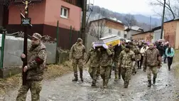 Kárpátalján február 10-én utolsó útjára kísérték az orosz-ukrán háborúban elesett Roman Varcaba védőt. Fotó: Rahói Városi Tanács