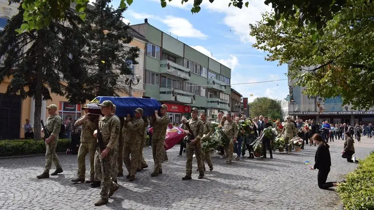 Beregszászban végső búcsút vettek a háborúban elesett Makszim Alekszejenkótól