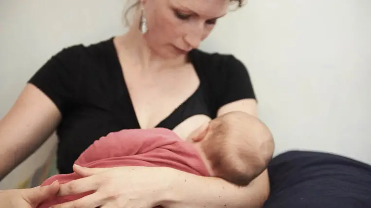 Aggasztó dolgot találtak az anyatejben