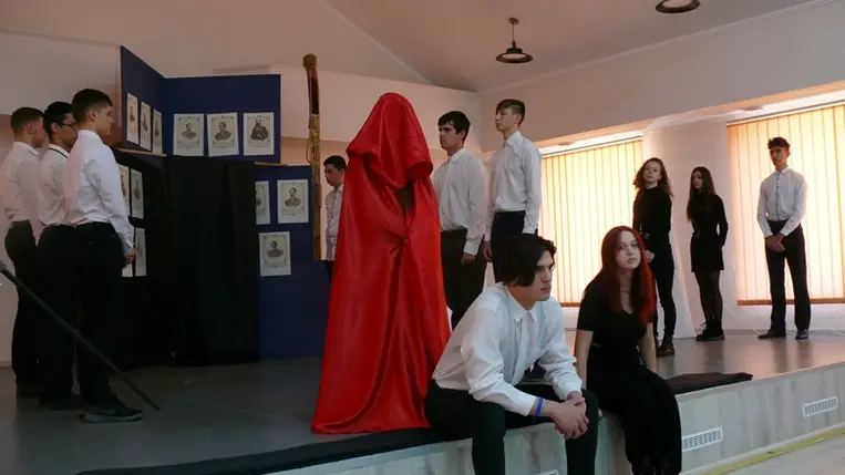 Az aradi vértanúkra emlékeztek a Rákóczi Főiskola szakgimnáziumának diákjai. Fotó: Kovács Erzsébet