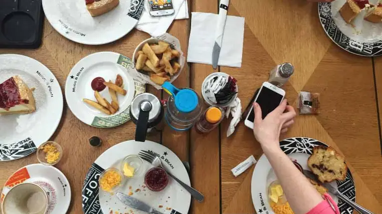 Kalória és zsír? Rossz hírünk van a késői étkezést kedvelőknek