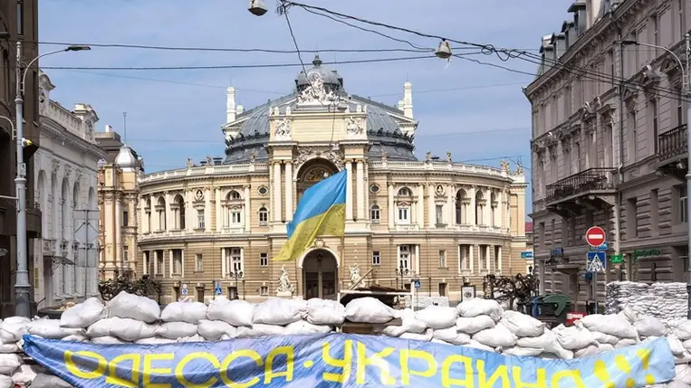 Homokzsákokból emelt barikád az Odesszai Nemzeti Opera- és Balettakadémia épülete előtt a délnyugat-ukrajnai Odessza kikötővárosban 2022. március 21-én. (Fotó: MTI/EPA/Sedat Suna)