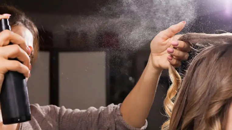  Ennyi mindenre jó a hajlakk: 5+1 praktikus felhasználás 