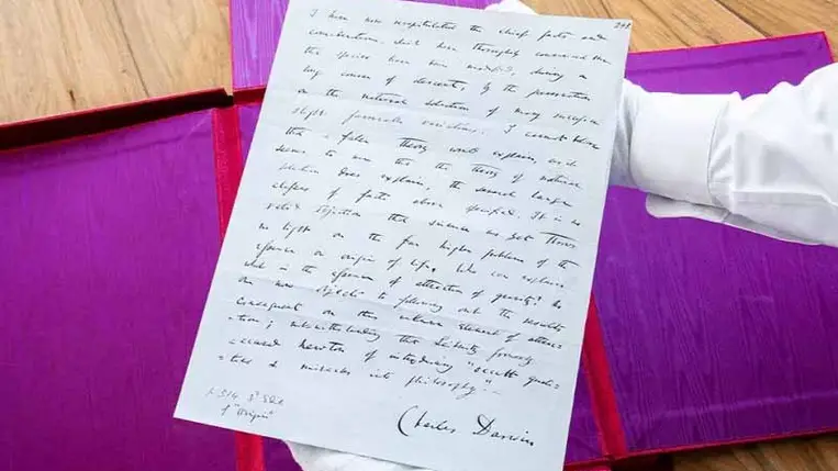 Akár egymillió fontért is elkelhet Darwin egy aláírt kézirata