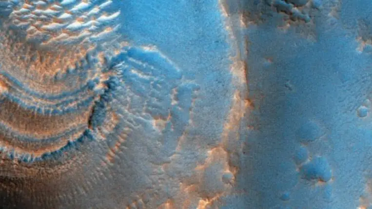 Rejtélyes alakzatokat figyeltek meg egy marsi kráterben