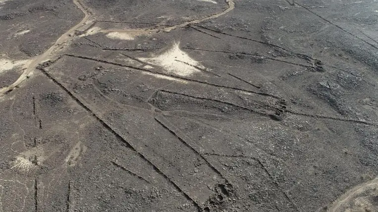 Titokzatos, ismeretlen minták ívelnek át a sivatagon