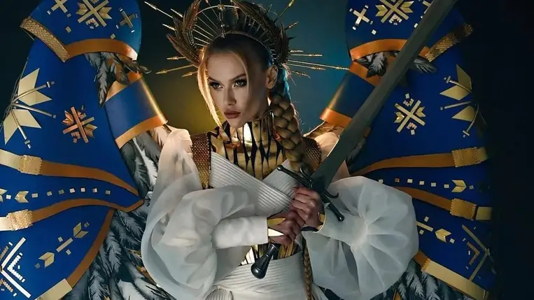 Hazája küzdelmét szimbolizálja Miss Ukrajna öltözete