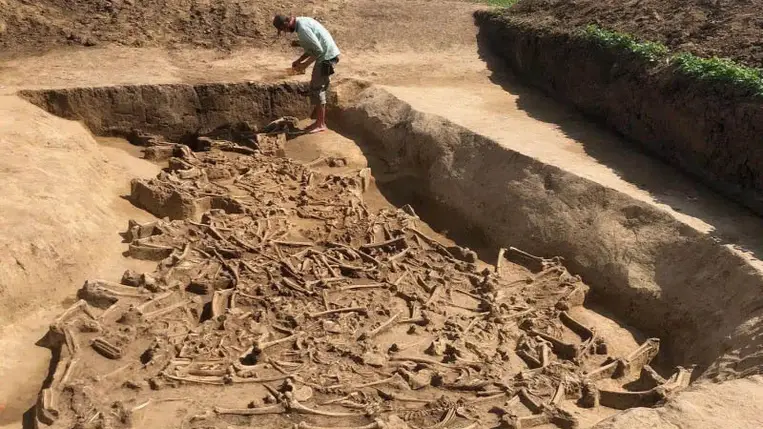 Fej nélküli csontvázakat rejtett az ősi tömegsír
