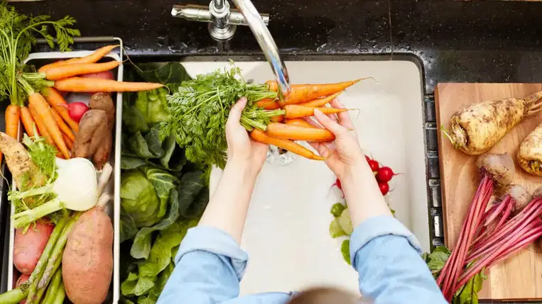  5 gyümölcs és zöldség, amit meg kellene mosnod, akkor is, ha meghámozod 