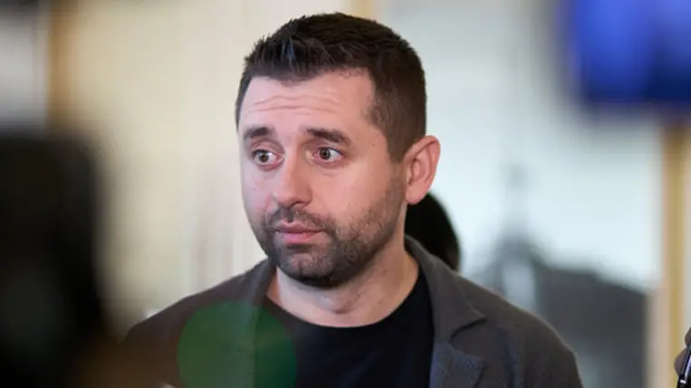 David Arahamija, a parlamenti többséget alkotó, Volodimir Zelenszkij elnök mögötti Nép Szolgája párt frakcióvezetője