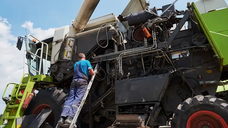 Mezőgazdasági gépek karbantartása. Illusztráció
