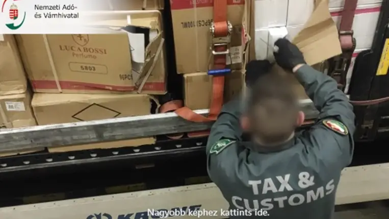 Több mint 3 milliárd forintot érő parfümrakomány a cipők mögött