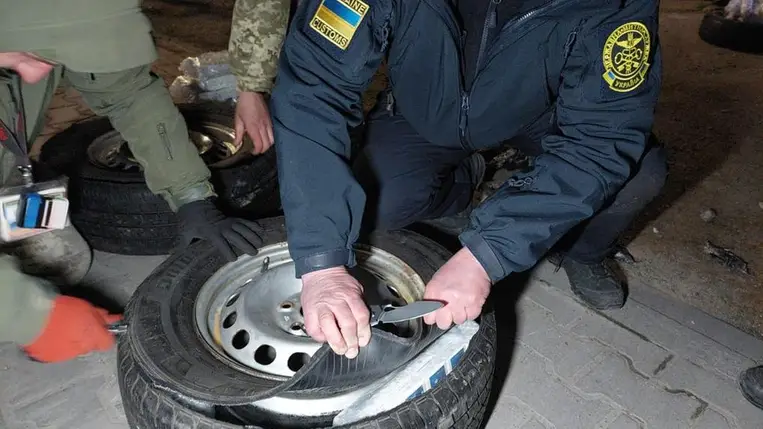 Csaknem 700 doboz cigarettát találtak autó kerékben elrejtve Nevetlenfalunál. (Fotó: Kárpátaljai Vámhivatal)