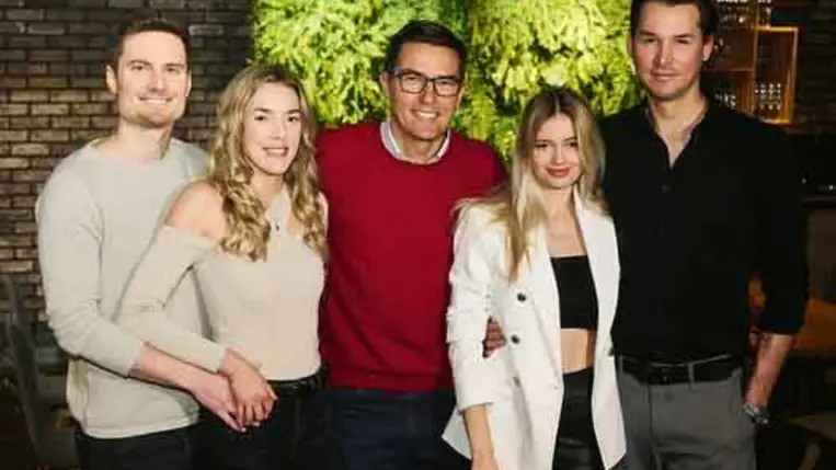 Gajdos Tamás felnőtt fiával és lányával: Viki és Gergely párjaikkal mosolyognak