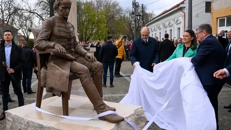 Novák Katalin köztársasági elnök (j2), Kelemen Hunor, Románia miniszterelnök-helyettese, a Romániai Magyar Demokrata Szövetség (RMDSZ) elnöke (j3) és Kovács Jenő polgármester (j) Kölcsey Ferenc szobrának átadásán a partiumi Nagykárolyban 2023. április 12-én. A szobor Győrfi Lajos szobrászművész alkotása. MTI/Czeglédi Zsolt
