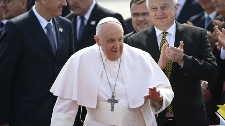 Ferenc pápa megérkezik a budapesti Liszt Ferenc-repülőtérre 2023. április 28-án. Az egyházfő háromnapos apostoli látogatásra érkezett Magyarországra. Hátul jobbról Semjén Zsolt miniszterelnök-helyettes. MTI/Kovács Tamás