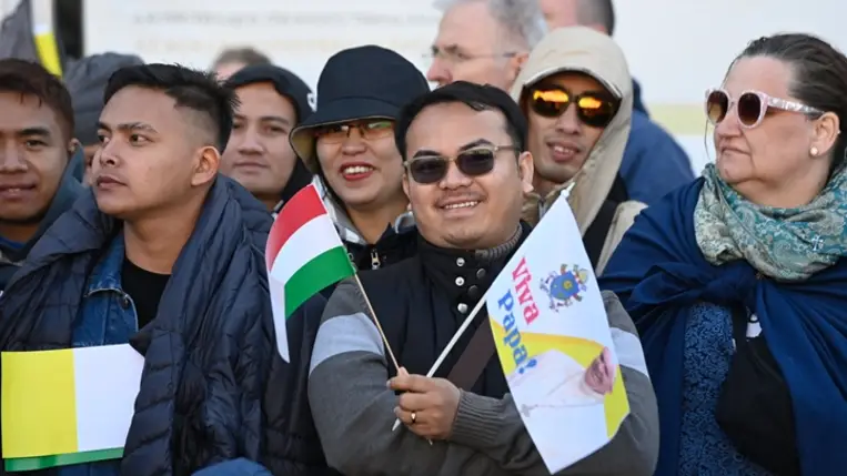 Résztvevők a Parlament előtti Kossuth téren Ferenc pápa szentmiséje előtt az egyházfő háromnapos magyarországi apostoli látogatásának harmadik napján 2023. április 30-án. MTI/Koszticsák Szilárd