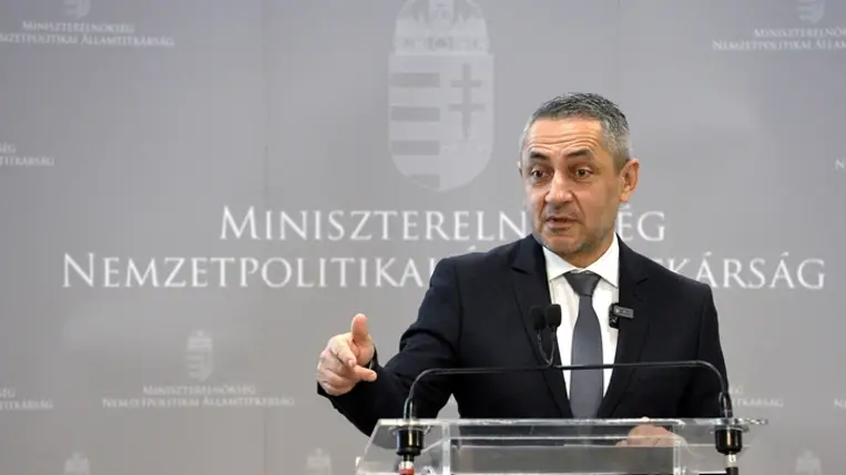 Potápi Árpád János, a Miniszterelnökség nemzetpolitikáért felelős államtitkára sajtótájékoztatót tart a Bethlen Gábor Alapkezelő Zrt. épületében 2023. április 11-én. Megjelentek a nemzetpolitikai államtitkárság Szülőföldön magyarul programjának idei felhívásai, amelyek értelmében az eddigi 22 400 forintról 100 ezer forintra emelkedik a külhoni magyar gyerekek oktatási-nevelési támogatása. MTI/Soós Lajos