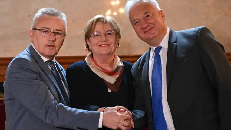 Szili Katalin miniszterelnöki főtanácsadó (k), Hargitai János, a Kereszténydemokrata Néppárt (KDNP) országgyűlési képviselője, a párt Baranya vármegyei elnöke (b) és Semjén Zsolt, a KDNP elnöke, miniszterelnök-helyettes (j), miután bejelentették, hogy Szili Katalin csatlakozik a KDNP-hez 2023. március 31-én. MTI/Illyés Tibor