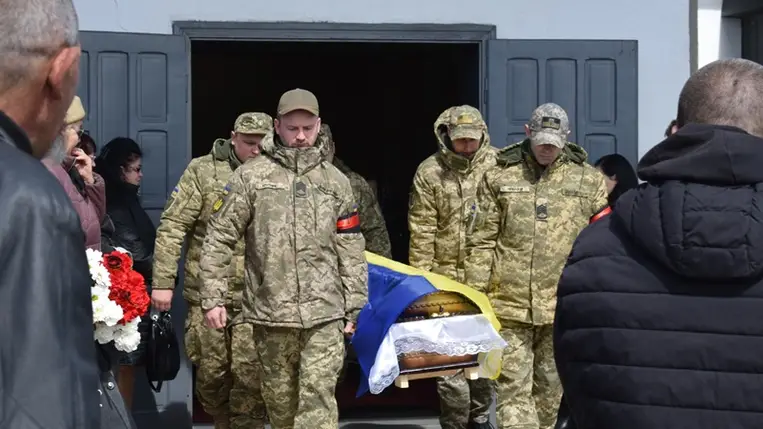 Beregszászban utolsó útjára kisérték Vitalij Kiljgyuskin katonát. Fotó: Babják Zoltán Facebook-oldala