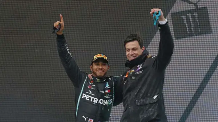 Így áll Lewis Hamilton szerződéshosszabbítása a Mercedessel
