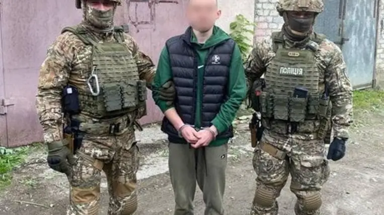 Kárpátalján a Rahói járásban a rendőrség őrizetbe vett egy férfit, akit kábítószer-kereskedelemmel gyanúsítanak. Fotó: Kárpátaljai Rendőrség