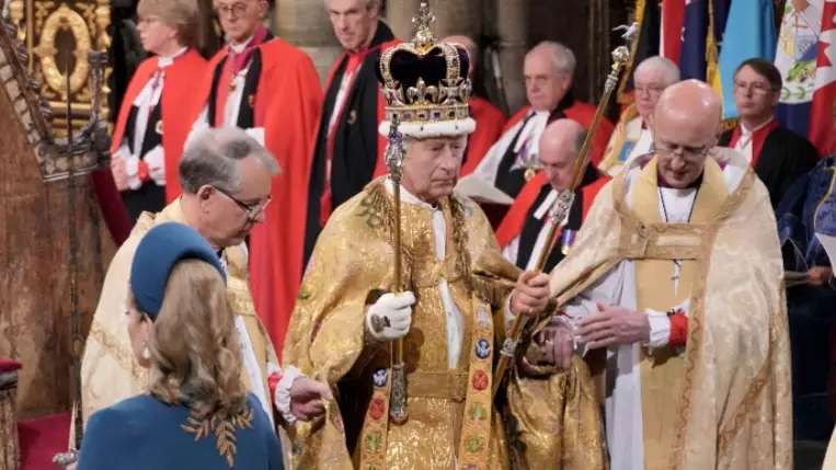  III. Károly brit király az uralkodói jogart a kereszttel fogja, miután Justin Welby canterburyi érsek megkoronázta Szent Eduárd angol király koronájával a Westminster-apátságban 2023. május 6-án. MTI/AP/PA pool/Jonathan Brady