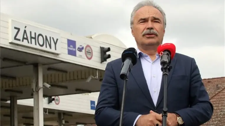 Nagy István agrárminiszter sajtótájékoztatót tart az ukrán mezőgazdasági termékek importszabályozásáról a záhonyi magyar-ukrán határátkelőhelyen 2023. május 13-án. Ezen a napon lépett életbe az az uniós rendelet, amely felváltja a tagállami rendeleteket az ukrán gabonaimport ügyében - jelentette ki az agrárminiszter. MTI/Vajda János