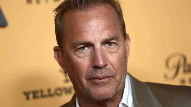 Kevin Costner meglepő módon közölte kamasz gyerekeivel, hogy válik az anyjuktól 18 év után