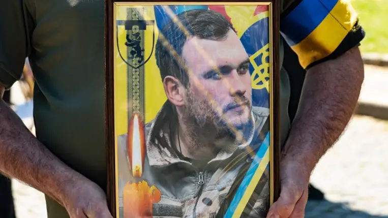 Ungváron utolsó útjára kísérték a 25 éves Erik Stilt. Fotó: Ungvári Városi Tanács