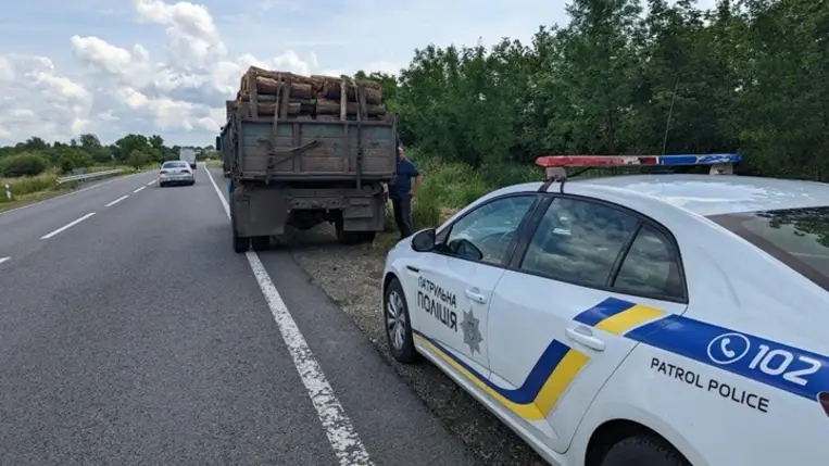 A kárpátaljai járőrök lefülelték a munkácsi járásban egy teherautó sofőrjét, aki nem megfelelő okmányokkal szállított bükkfát. Fotó: Kárpátaljai Járőrszolgálat
