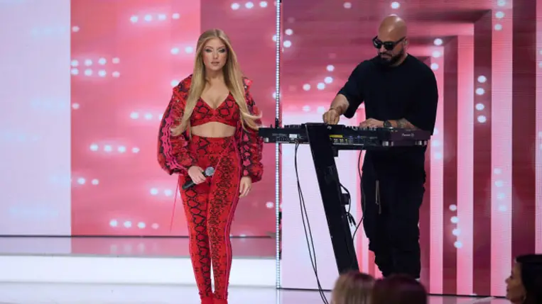 Tolvai Reni kígyóbőrmintás ruhába bújt: kerek idomait imádták a nézők