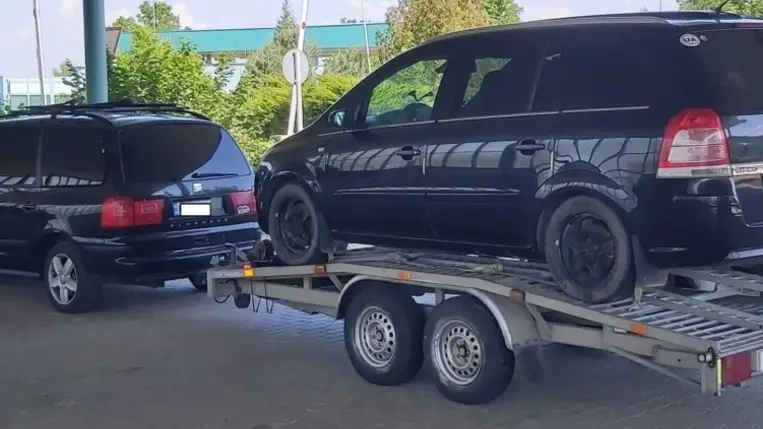 Túlsúlyos járműszerelvény a beregsurányi határátkelőhelyen. Fotó: police.hu