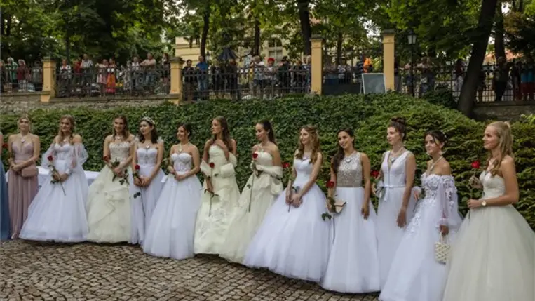 Bálozók gyülekeznek a 198. Anna-bál bevonulása előtt a balatonfüredi Vaszary Villa kertjében 2023. július 29-én. MTI/Katona Tibor