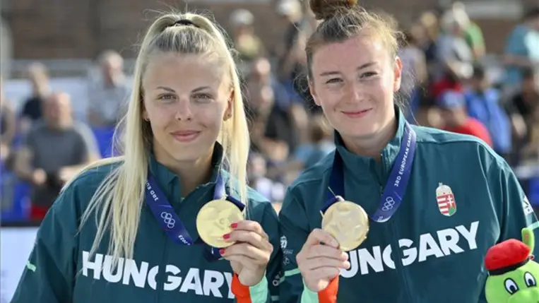 A győztes Vasas Lea (b) és Janicsek Zsanett a teqball női páros versenyének eredményhirdetésén az Európa Játékokon Krakkó főterén 2023. július 1-jén. MTI/Czeglédi Zsolt