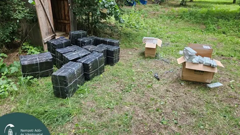 Több mint 10 ezer doboz zárjegy nélküli cigarettákat találtak egy árnyékszékben. Fotó: NAV