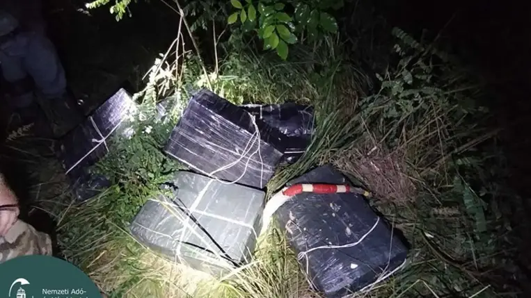 Több mint hétmillió forint értékű csempészett cigarettát foglalt le a magyar-ukrán zöldhatáron a NAV. Fotó: NAV