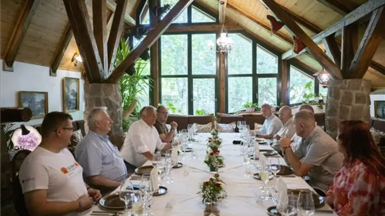 A Miniszterelnöki Sajtóiroda által közreadott képen Orbán Viktor kormányfő (b3) munkaebéden tárgyal a határon túli magyar politikai szervezetek vezetőivel a 32. Bálványosi Nyári Szabadegyetem és Diáktáborban (Tusványos) az erdélyi Tusnádfürdőn 2023. július 21-én. Mellette Nagy János Miniszterelnöki Irodát vezető államtitkár (b), Semjén Zsolt miniszterelnök-helyettes (b2) és Németh Zsolt, az Országgyűlés külügyi bizottságának fideszes elnöke (b4). MTI/Miniszterelnöki Sajtóiroda/Benko Vivien Cher