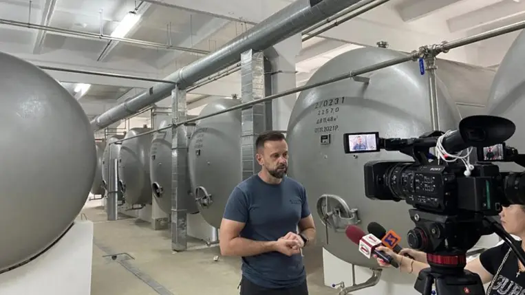 Ünnepélyes keretek között megnyitották a Chateau Chizay borkészítő vállalat konyakgyárát Orosziban. Fotó: Facebook