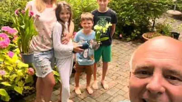 Rónai Egon felesége és három gyermeke közös fotón