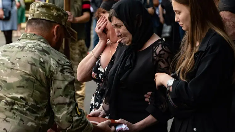 Ungváron végső útjára kísérték a 35 éves Roman Palijcsuk védőt. Fotó: Ungvári Városi Tanács